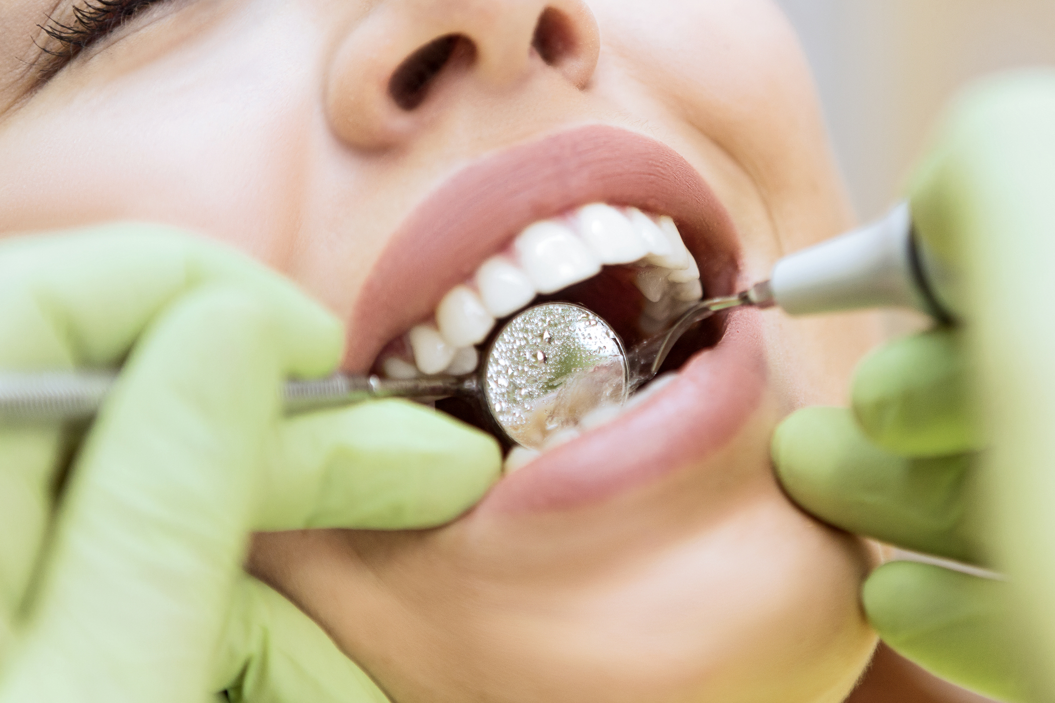 El papel de la saliva en la salud bucal: más importante de lo que crees